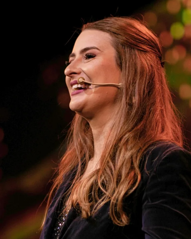 Dra. Gabriela Leis ensinando em evento da Escola da Pele